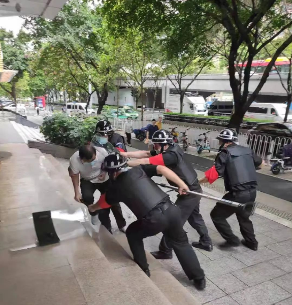 志民保安開(kāi)展反恐防暴實(shí)戰(zhàn)演練現(xiàn)場(chǎng)